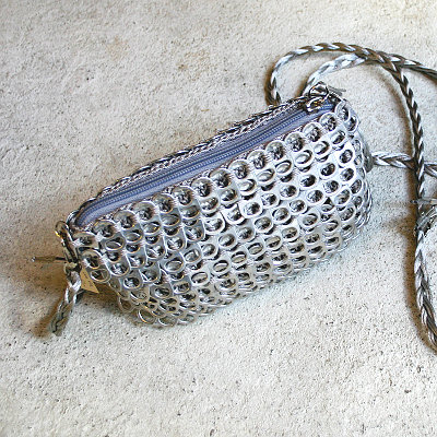 Upcycling-Tasche aus Dosenverschlüssen